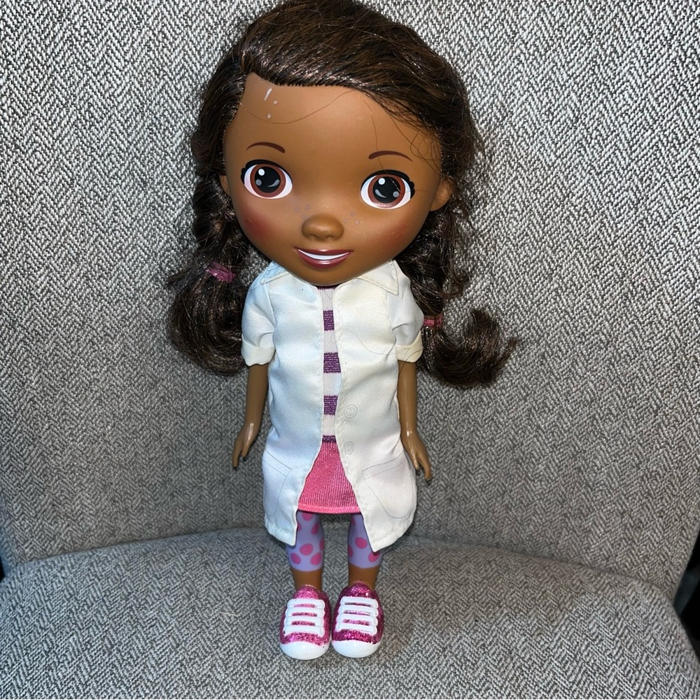 Disney Junior DOC MCSTUFFINS DOLL Talking Doc Mcstuffins Disney 11” Tall HTF